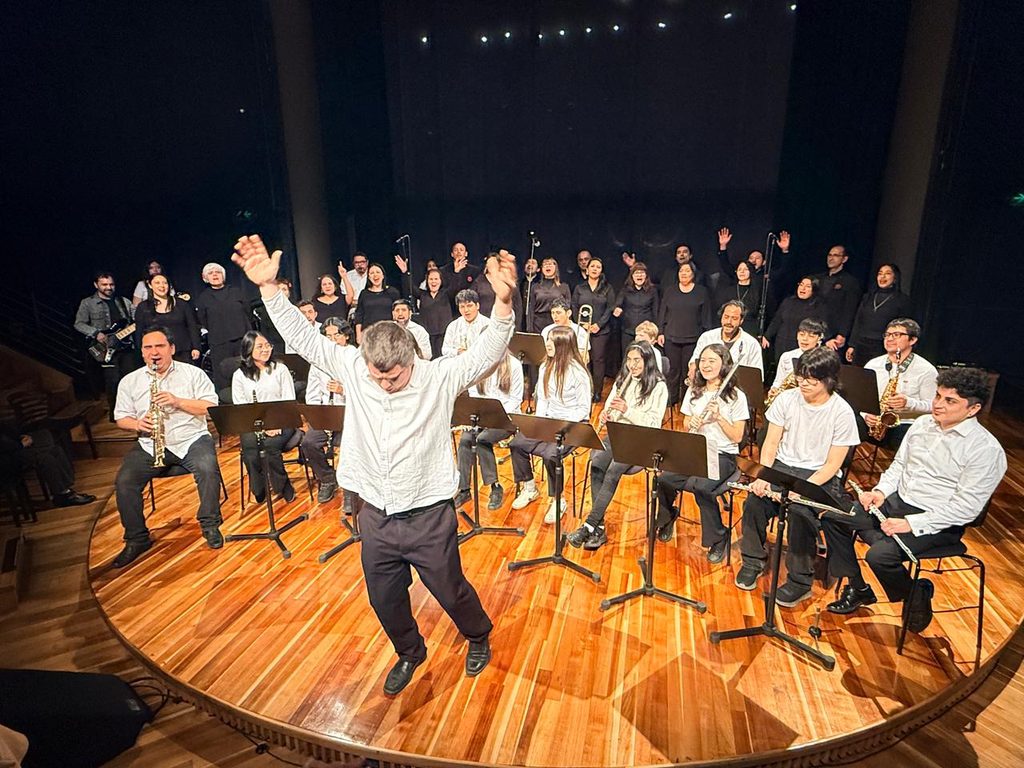 Estudiantes y músicos de la Casa Municipal de la Música durante su presentación en el Teatro del Lago de Frutillar.