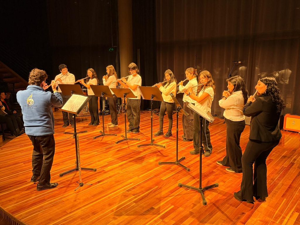 Estudiantes y músicos de la Casa Municipal de la Música durante su presentación en el Teatro del Lago de Frutillar.