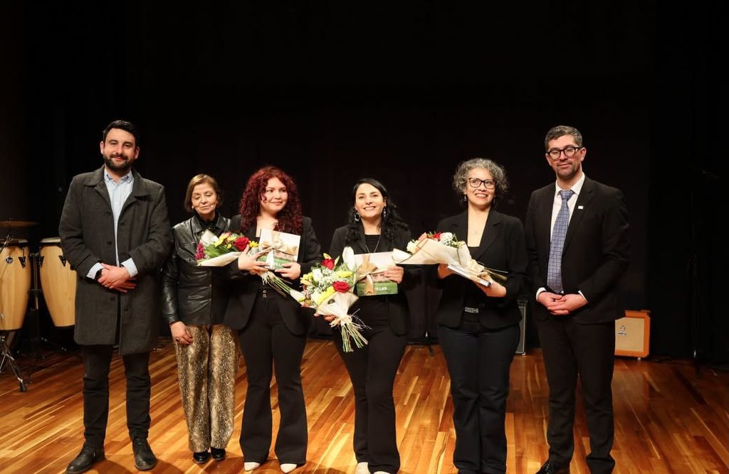Estudiantes y músicos de la Casa Municipal de la Música durante su presentación en el Teatro del Lago de Frutillar.