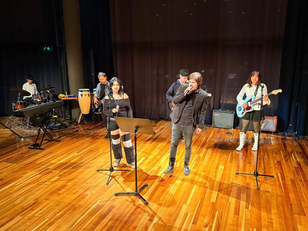 Estudiantes y músicos de la Casa Municipal de la Música durante su presentación en el Teatro del Lago de Frutillar.