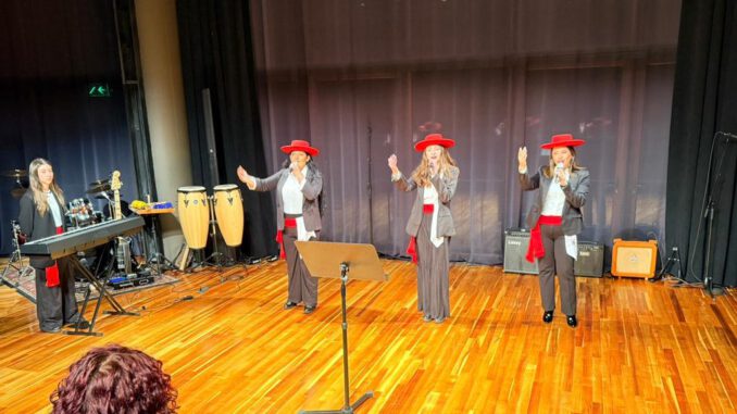 Estudiantes y músicos de la Casa Municipal de la Música durante su presentación en el Teatro del Lago de Frutillar.