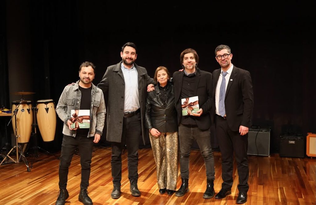 Estudiantes y músicos de la Casa Municipal de la Música durante su presentación en el Teatro del Lago de Frutillar.