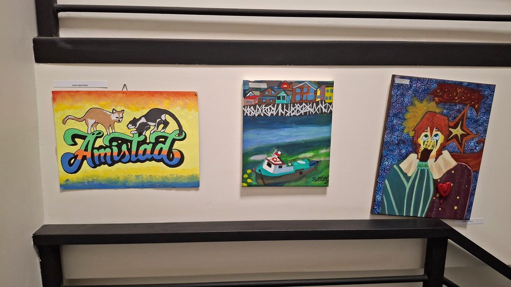 Estudiantes participando en concurso de artes visuales organizado por la Universidad de Los Lagos