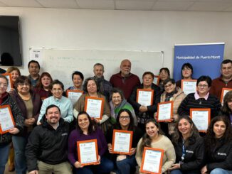 Dirigentes vecinales de Puerto Montt recibiendo certificaciones tras completar la Clínica de Gestión Comunitaria de la Universidad de Los Lagos