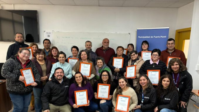 Dirigentes vecinales de Puerto Montt recibiendo certificaciones tras completar la Clínica de Gestión Comunitaria de la Universidad de Los Lagos