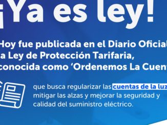 Seremi de Energía analizando documentos sobre la nueva ley de protección tarifaria en Chile