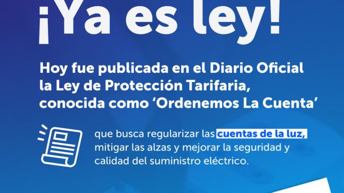 Seremi de Energía analizando documentos sobre la nueva ley de protección tarifaria en Chile