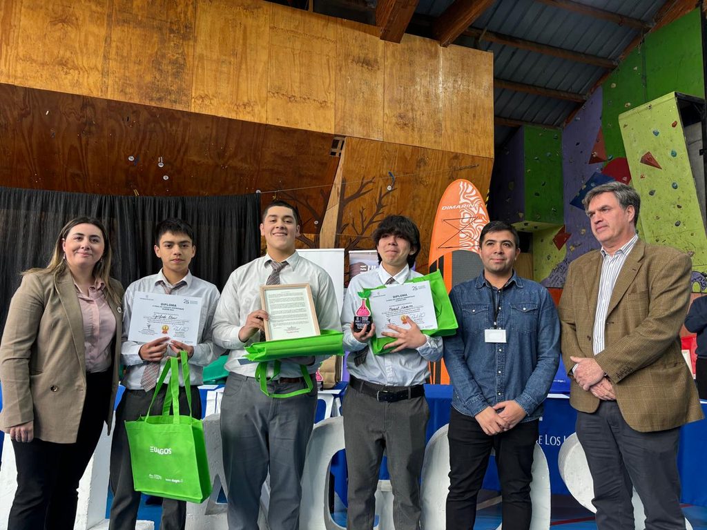 Estudiantes recibiendo reconocimiento en la II Feria de Ciencias Ambientales organizada por la Universidad de Los Lagos