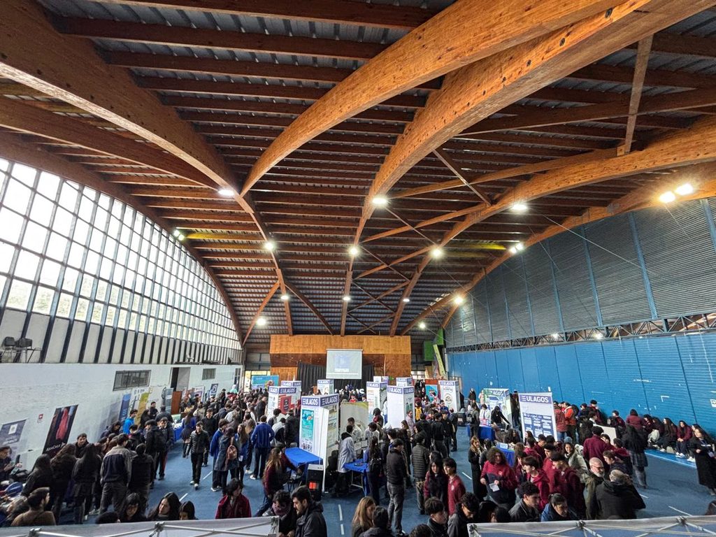 Estudiantes recibiendo reconocimiento en la II Feria de Ciencias Ambientales organizada por la Universidad de Los Lagos