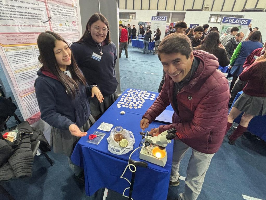 Estudiantes recibiendo reconocimiento en la II Feria de Ciencias Ambientales organizada por la Universidad de Los Lagos
