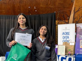 Estudiantes recibiendo reconocimiento en la II Feria de Ciencias Ambientales organizada por la Universidad de Los Lagos