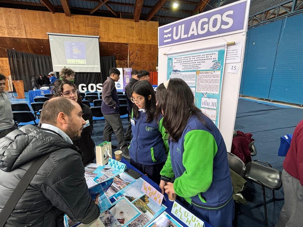 Estudiantes recibiendo reconocimiento en la II Feria de Ciencias Ambientales organizada por la Universidad de Los Lagos