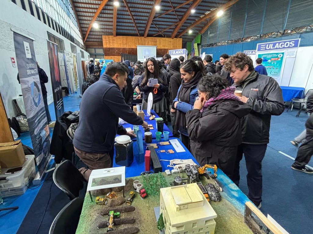 Estudiantes recibiendo reconocimiento en la II Feria de Ciencias Ambientales organizada por la Universidad de Los Lagos