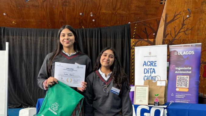 Estudiantes recibiendo reconocimiento en la II Feria de Ciencias Ambientales organizada por la Universidad de Los Lagos
