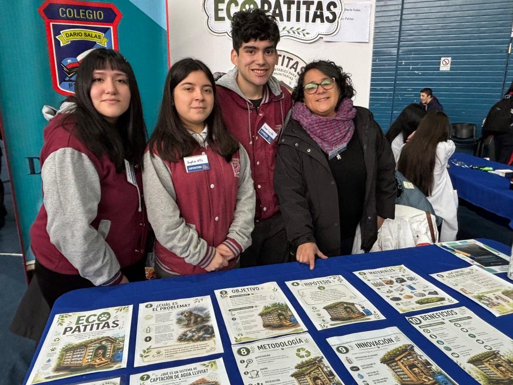Estudiantes recibiendo reconocimiento en la II Feria de Ciencias Ambientales organizada por la Universidad de Los Lagos