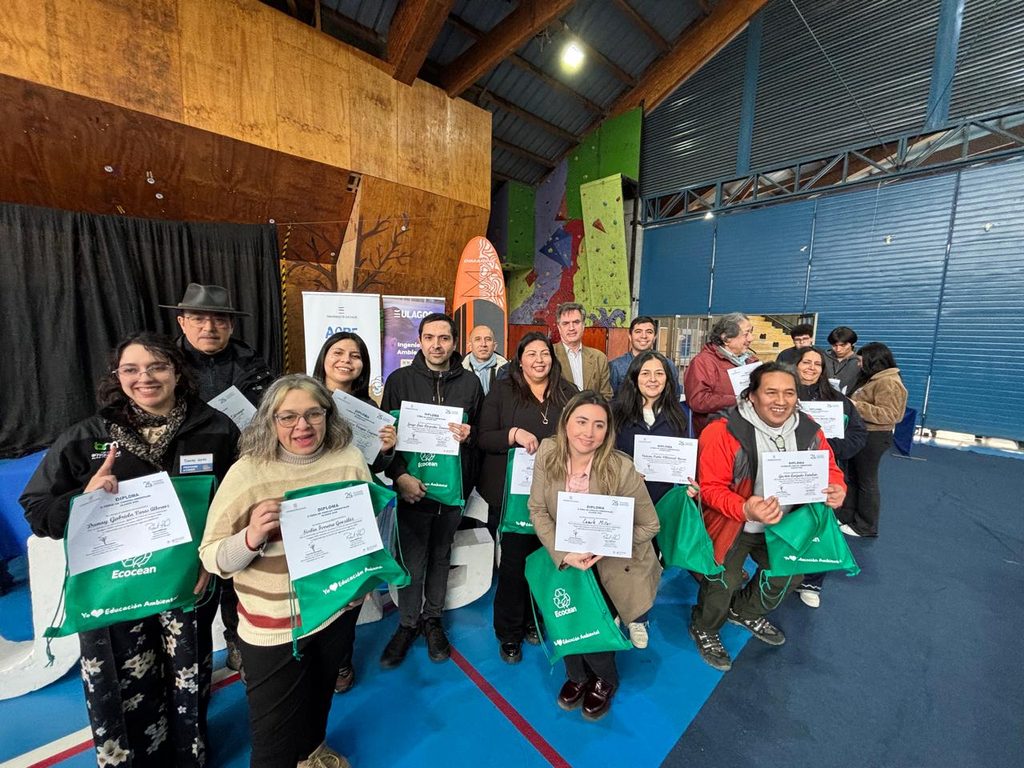 Estudiantes recibiendo reconocimiento en la II Feria de Ciencias Ambientales organizada por la Universidad de Los Lagos