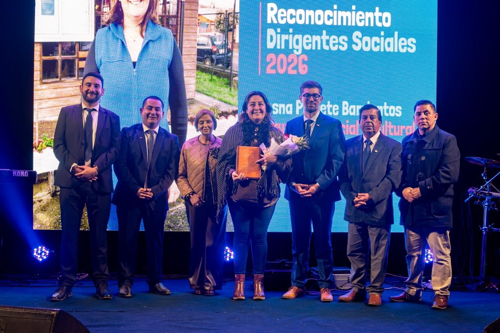 Alcalde y autoridades de Frutillar junto a líderes sociales en ceremonia de reconocimiento
