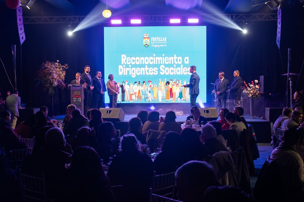 Alcalde y autoridades de Frutillar junto a líderes sociales en ceremonia de reconocimiento