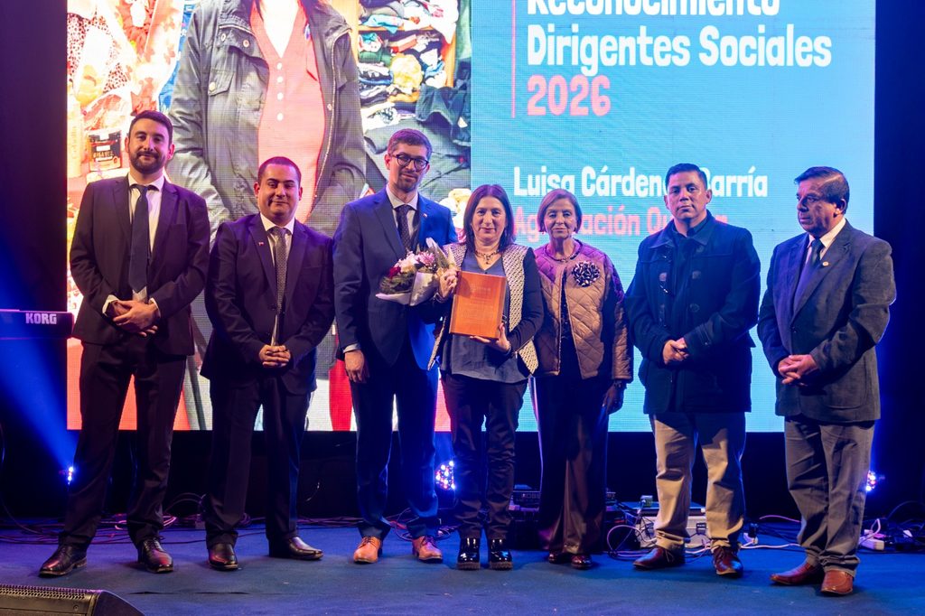 Alcalde y autoridades de Frutillar junto a líderes sociales en ceremonia de reconocimiento