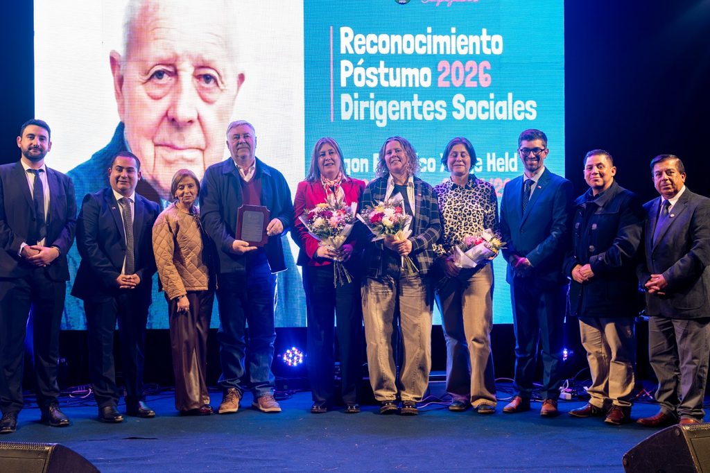 Alcalde y autoridades de Frutillar junto a líderes sociales en ceremonia de reconocimiento