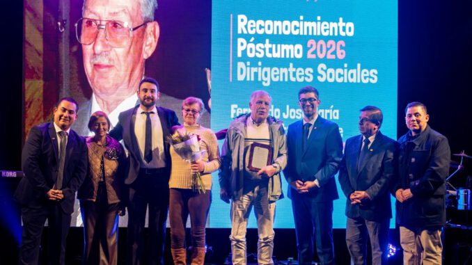 Alcalde y autoridades de Frutillar junto a líderes sociales en ceremonia de reconocimiento