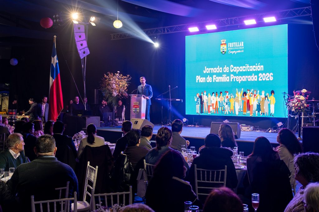 Alcalde y autoridades de Frutillar junto a líderes sociales en ceremonia de reconocimiento