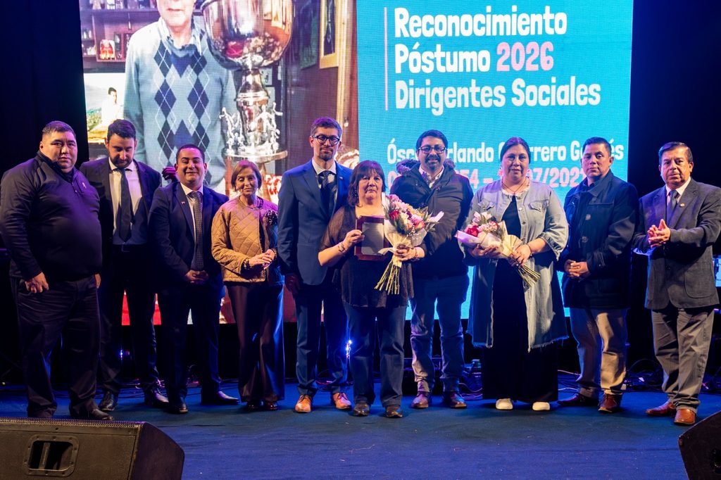Alcalde y autoridades de Frutillar junto a líderes sociales en ceremonia de reconocimiento