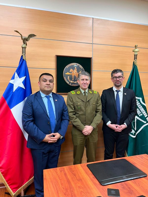 Autoridades municipales de Frutillar reunidas con Carabineros para solicitar el aumento de rango de su unidad policial