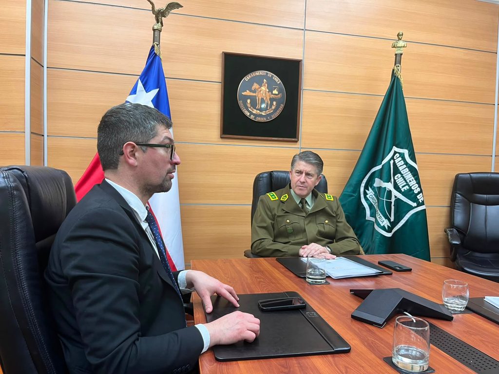 Autoridades municipales de Frutillar reunidas con Carabineros para solicitar el aumento de rango de su unidad policial
