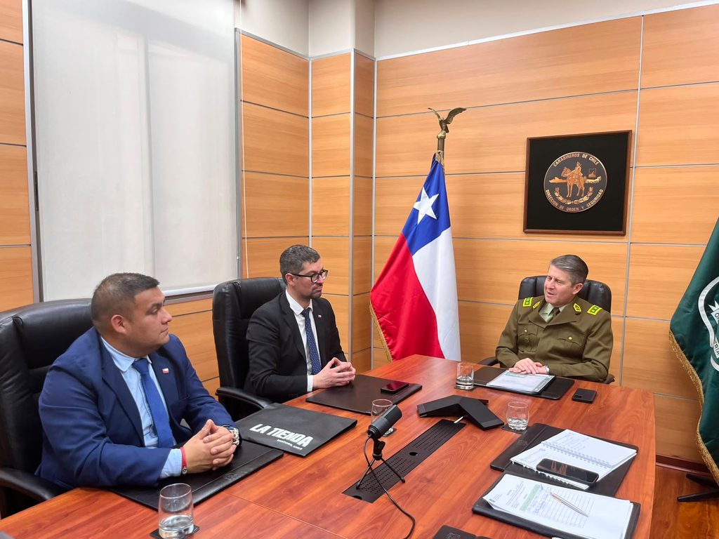 Autoridades municipales de Frutillar reunidas con Carabineros para solicitar el aumento de rango de su unidad policial