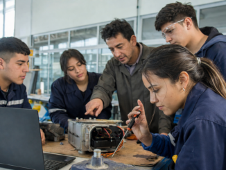 Joven profesional en entorno laboral recibiendo capacitación técnica
