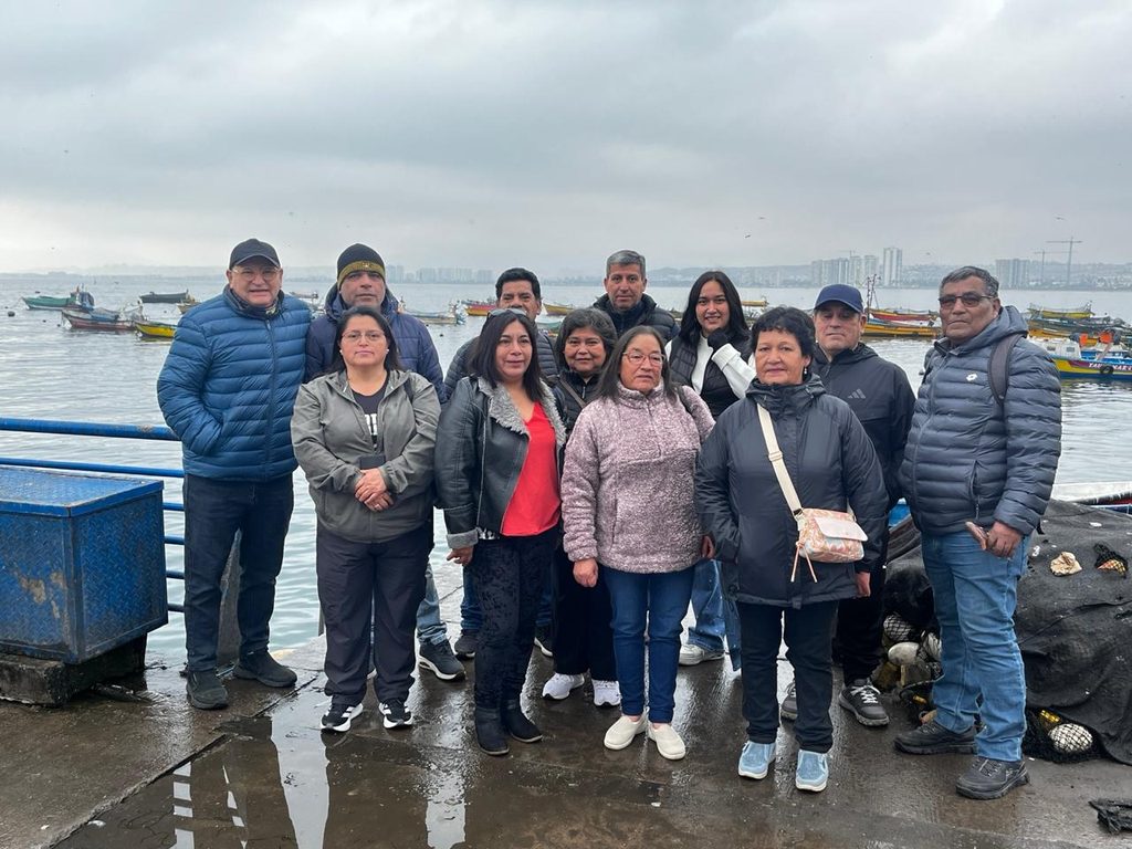 Pescadores y recolectores de Quellón visitando caletas de la zona central de Chile en gira tecnológica.