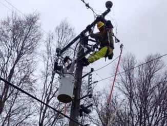 Trabajadores de Saesa supervisando red eléctrica durante alerta meteorológica en el sur de Chile