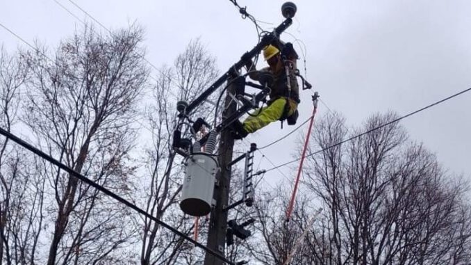 Trabajadores de Saesa supervisando red eléctrica durante alerta meteorológica en el sur de Chile