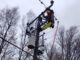 Trabajadores de Saesa supervisando red eléctrica durante alerta meteorológica en el sur de Chile