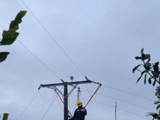 Tecnicos de Saesa monitoreando la red electrica durante un dia de lluvia y fuertes vientos