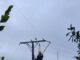 Tecnicos de Saesa monitoreando la red electrica durante un dia de lluvia y fuertes vientos