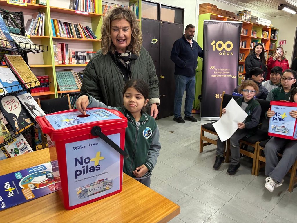 Estudiantes y autoridades de Puerto Octay participando en la campaña de reciclaje de pilas No + Pilas impulsada por Saesa.