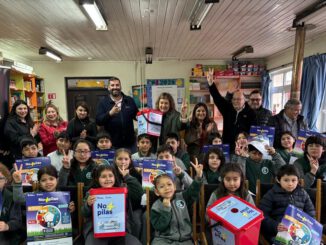 Estudiantes y autoridades de Puerto Octay participando en la campaña de reciclaje de pilas No + Pilas impulsada por Saesa.