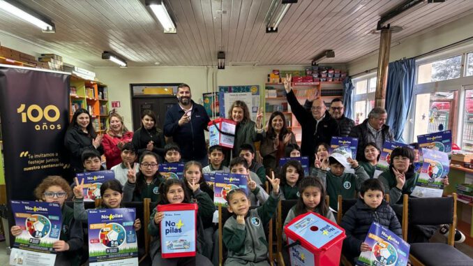 Estudiantes y autoridades de Puerto Octay participando en la campaña de reciclaje de pilas No + Pilas impulsada por Saesa.