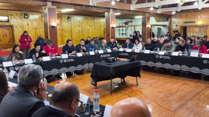 Firma de representantes del sector salmonero y autoridades en la Declaración de Quellón