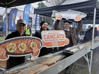 Preparación del cancato de salmón gigante durante el cierre de la Semana del Salmón en Puerto Montt