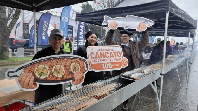 Preparación del cancato de salmón gigante durante el cierre de la Semana del Salmón en Puerto Montt