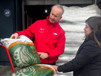 Seremi de Energía de Los Lagos supervisando el stock de pellet en un distribuidor local