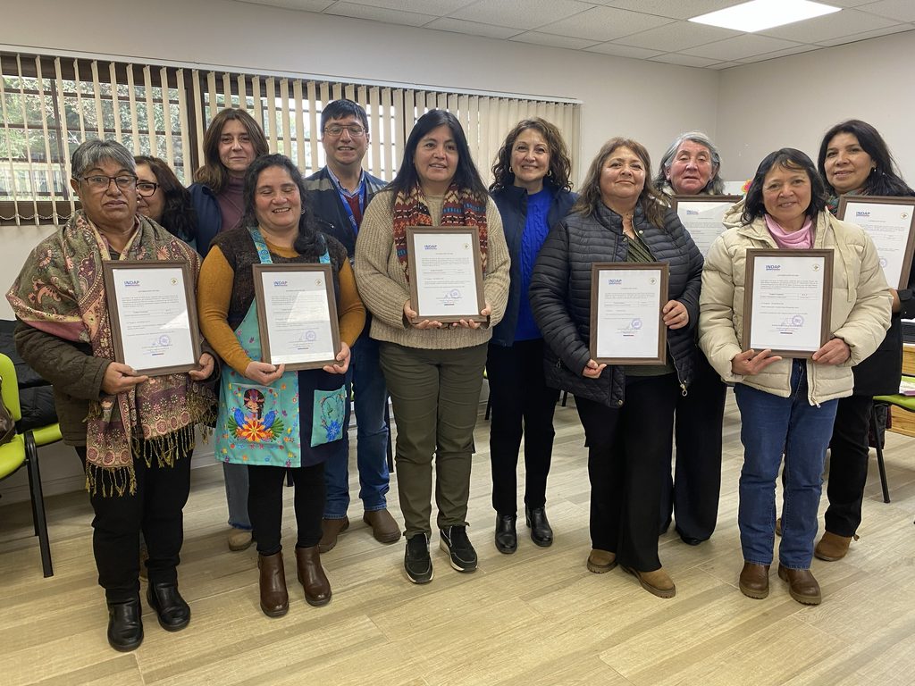 Artesanas de Ancud reciben el certificado Sello Manos Campesinas de INDAP por su labor productiva