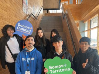 Estudiantes participando en talleres interactivos durante el evento ULagos 360 en la universidad