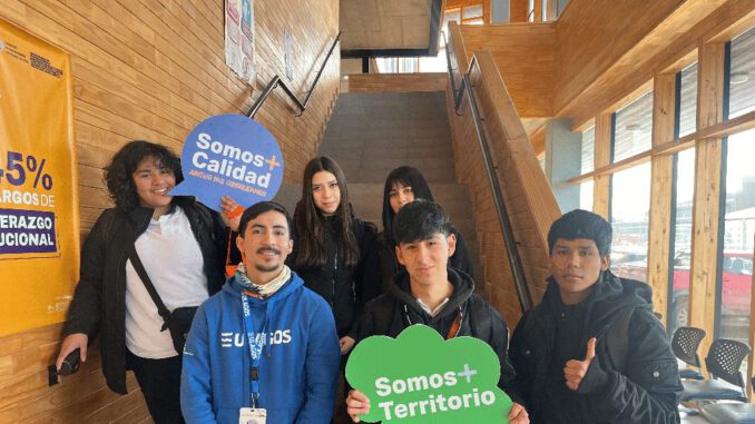 Estudiantes participando en talleres interactivos durante el evento ULagos 360 en la universidad