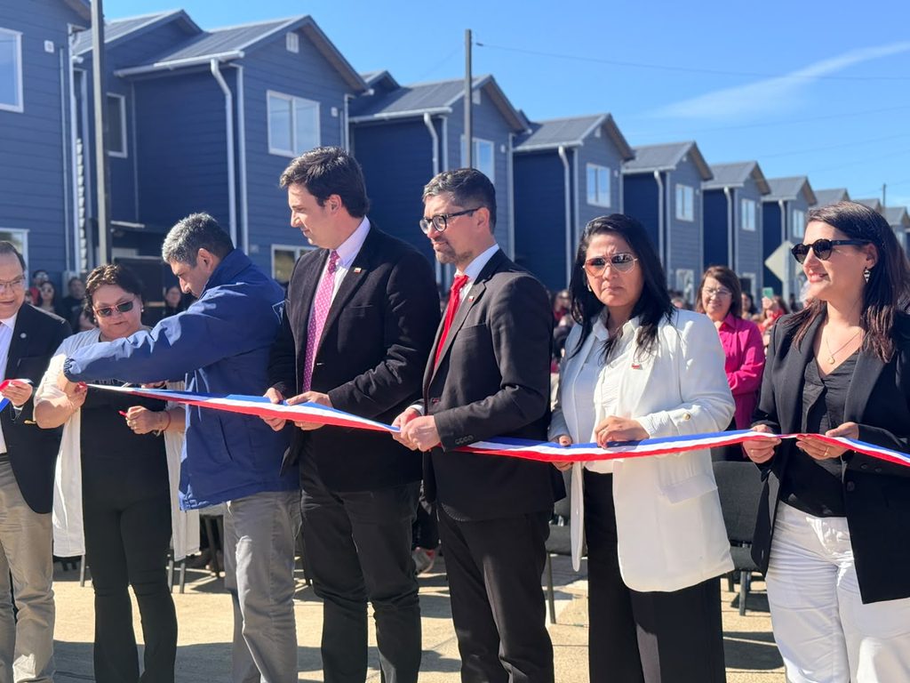 Entrega de llaves a familias beneficiarias del proyecto habitacional Macroloteo Musical en Frutillar
