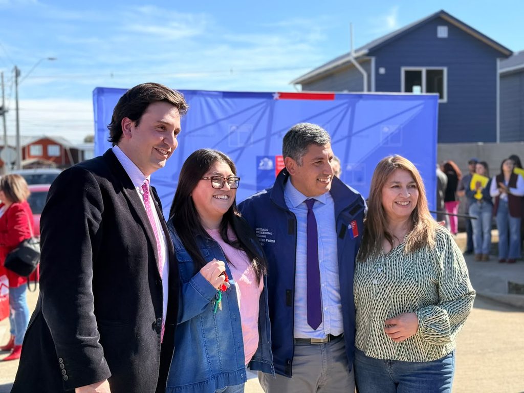 Entrega de llaves a familias beneficiarias del proyecto habitacional Macroloteo Musical en Frutillar