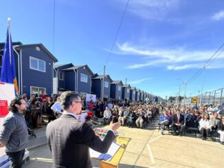 Entrega de llaves a familias beneficiarias del proyecto habitacional Macroloteo Musical en Frutillar